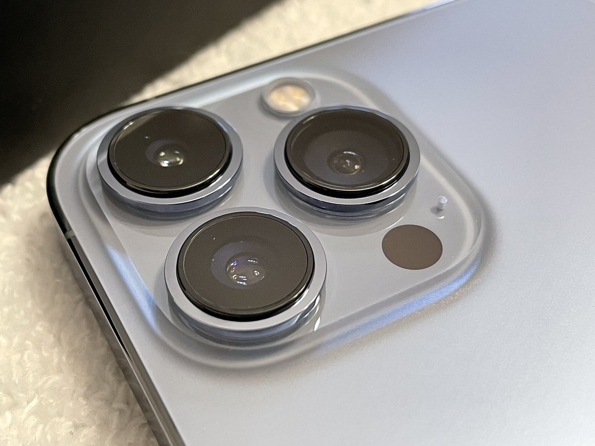 ChavezReport's tweet image. New #iPhone13ProMax max in #SierraBlue is nice.  Now time to get used to the Max from standard pro. #13promax #13promaxsierrablue #iphone #apple