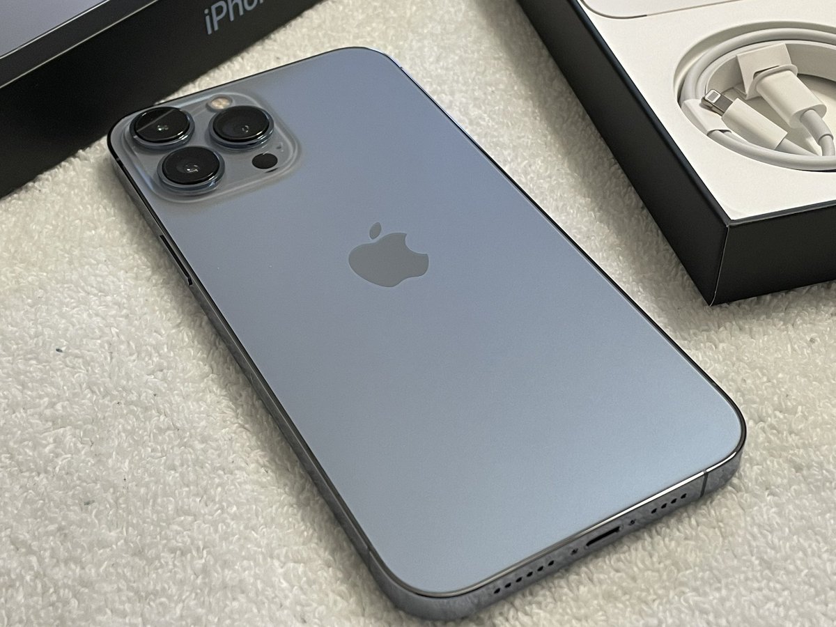 ChavezReport's tweet image. New #iPhone13ProMax max in #SierraBlue is nice.  Now time to get used to the Max from standard pro. #13promax #13promaxsierrablue #iphone #apple