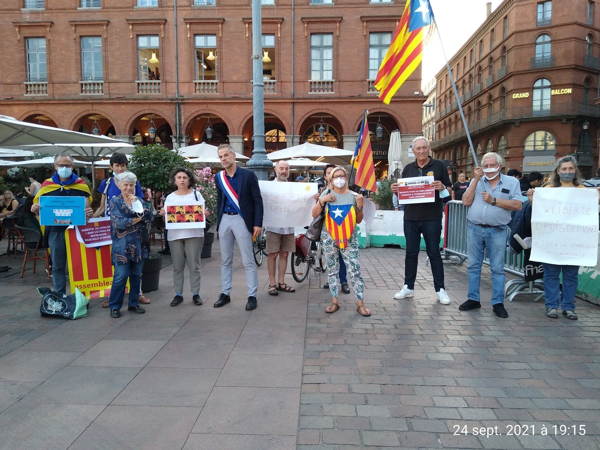 Soutien à C. Puigdemont ce soir a Toulouse, entre soulagement de savoir le MHP Puigdemont libre et l'inquiétude d'une extradition. Merci à M. Le Député S. Nadot pour sa présence et sa détermination à défendre la démocratie en Catalogne et dans l'UE #FreePuigdemont @ANC_France