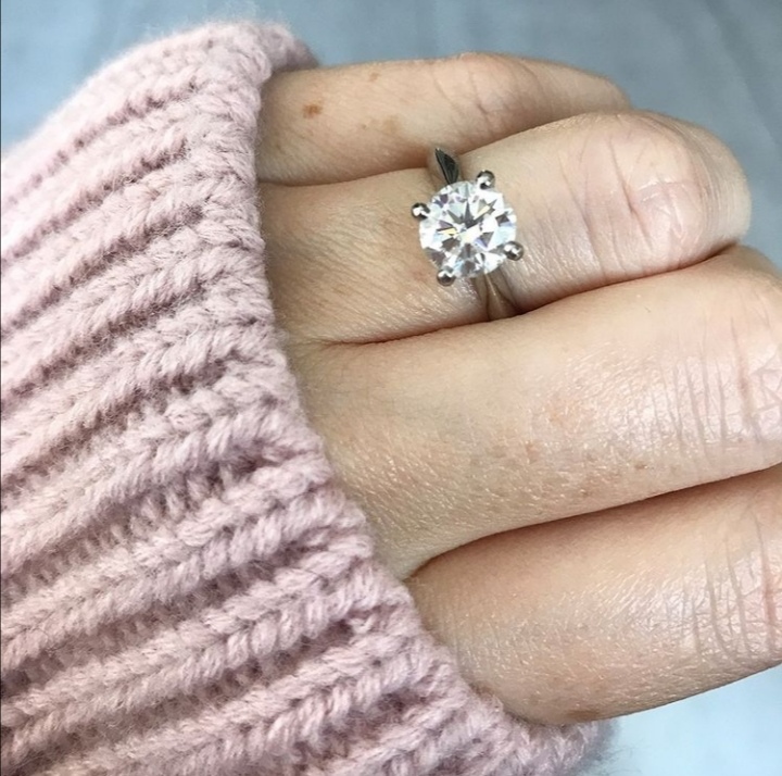 lilyclarecom's tweet photo. So lovely 💎💎💎  With this beauty on her finger she'll be the envy of her friends! #lilyclare #engagementring #weddingforward #thecaratclub #ohsoperfectproposal  #howtheyasked #ringselfies #ohreverie https://t.co/hXwgwwoqvn