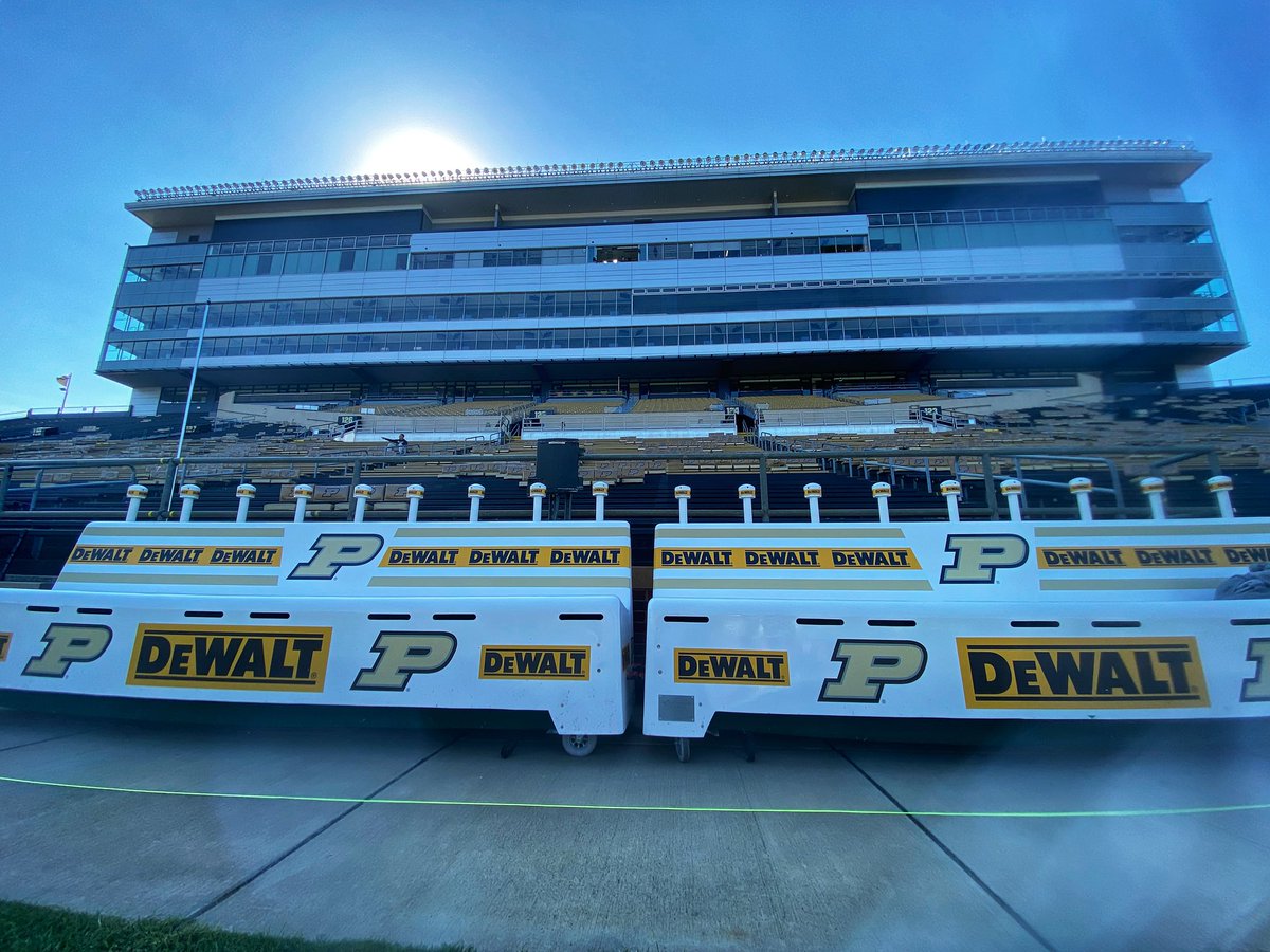PurdueSports's tweet image. You know @BoilerFootball Gameday is close when these bad boys show up on the sidelines. 

👊🏽 Check out the new heated &amp;amp; cooled sideline benches, thanks to @DEWALTtough. 

#BoilerUp | #DEWALTtough