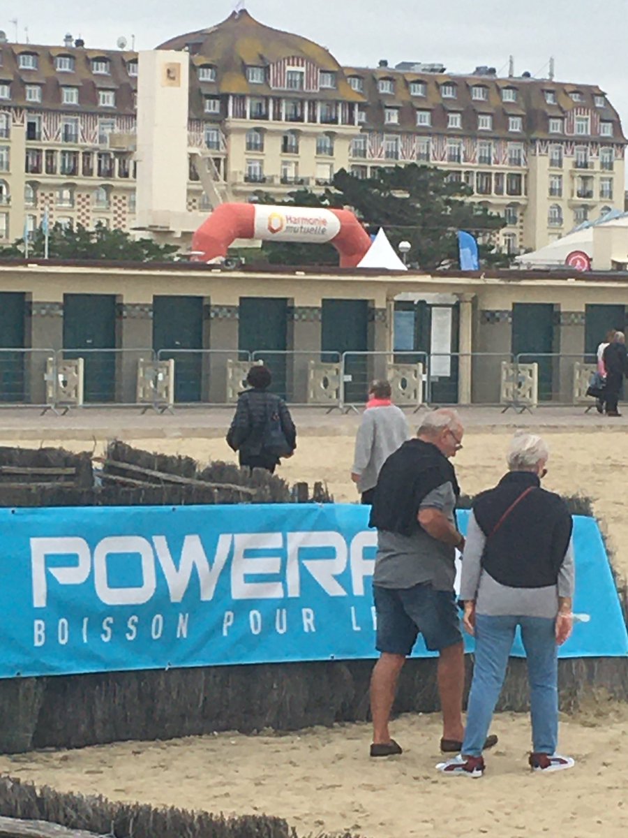 Présence d’Harmonie Mutuelle au Triathlon Deauville Normandie, le sport : déterminant de santé, la prévention : démonstration du bracelet rouge !