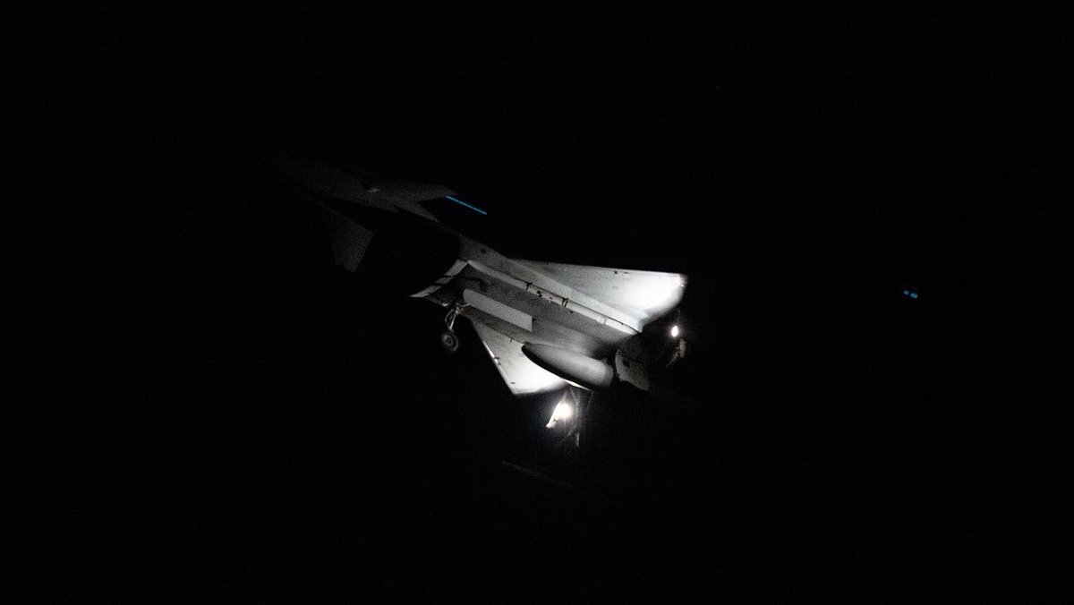 ajbarnsle's tweet photo. A Phoon and the Moon. #rafconingsby night flying 22.09 @LincsSkies @EGXCinfo @RAFConingsby https://t.co/o4O1GLtxBP