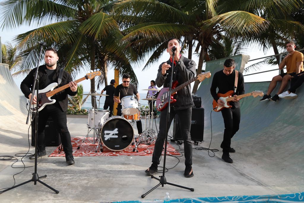 Hoy se cumplen 7 semanas del lanzamiento de #MilTesoros ! Me siento afortunado de estar rodeado de gente que me reta a seguir luchando por los sueños que Dios ha puesto en mi corazón. ¿La gente que te rodea, te ayudan a ser quién fuiste creado para ser? 
@revo_estereo