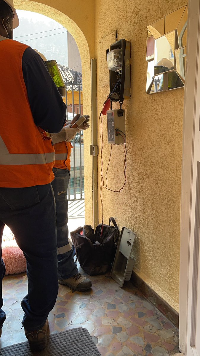 laina_'s tweet photo. @EnelClientesCL si van a venir a revisar podrían avisar por seguridad…como me aseguro que son oficiales? https://t.co/Amy6VCJMy8