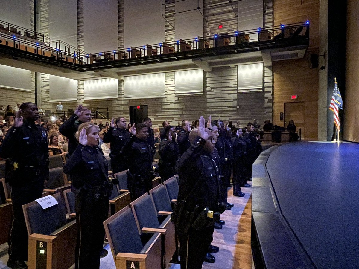 DallasPD's tweet image. The members of @DPDAcademy #Class376 recite the Oath of Office as they are sworn in by @DPDChiefGarcia.     We welcome our new police officers with pride!