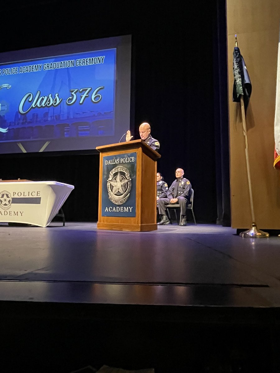 DallasPD's tweet image. The members of @DPDAcademy #Class376 recite the Oath of Office as they are sworn in by @DPDChiefGarcia.     We welcome our new police officers with pride!
