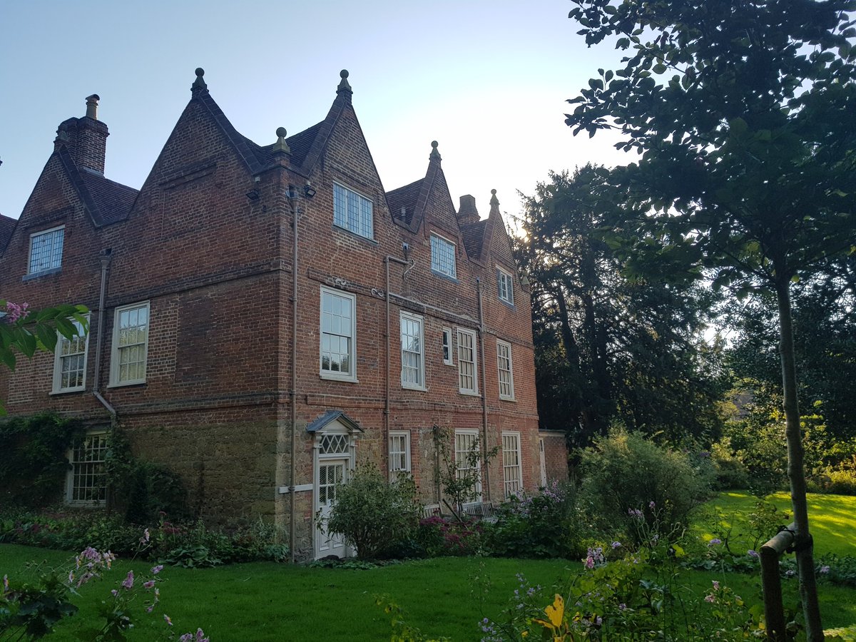 katieculture's tweet photo. The home of General James Wolfe, heroic martyr of the #BattleOfQuebec, bathed in early autumn evening sun.
Bliss.
#QuebecHouse @nationaltrust @southeastNT @NTrust_Art_Coll https://t.co/D7kmG3NjwC