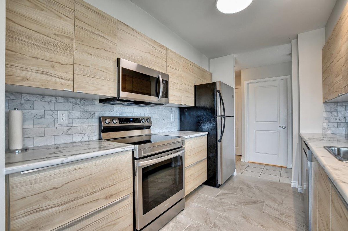 Spectrumrealty_'s tweet photo. Spacious, upgraded corner suite with a wrap around balcony. New laminate flooring, new kitchen, custom window coverings &amp; locker on the same floor. Access to the 401, TTC, and nearby Yorkdale mall, schools, and Downsview Park.

MLS#: C5365918
📲 (416) 736-6500

#SpectrumRealty https://t.co/XExxHpJGpv