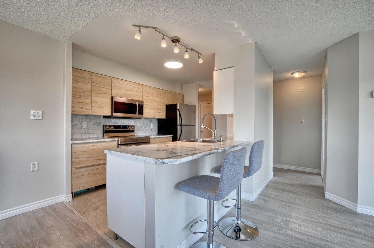 Spectrumrealty_'s tweet photo. Spacious, upgraded corner suite with a wrap around balcony. New laminate flooring, new kitchen, custom window coverings &amp; locker on the same floor. Access to the 401, TTC, and nearby Yorkdale mall, schools, and Downsview Park.

MLS#: C5365918
📲 (416) 736-6500

#SpectrumRealty https://t.co/XExxHpJGpv
