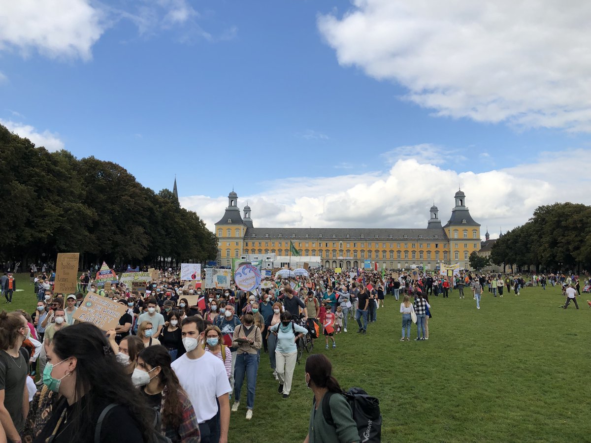 cdfinder's tweet photo. In Bonn waren heute fast 10.000 Menschen auf der Straße, um gegen die schmutzige Kohle- und Klimapolitik der Bundesregierung zu protestieren! #Bonn #FridayForFuture #EngineersForFuture #Dreckskohle #KohleausstiegSOFORT https://t.co/YbuHj73PrF