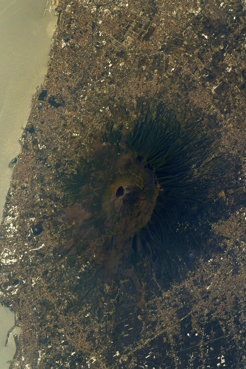 Thom_astro's tweet photo. Le Vésuve et #Naples. Les montagnes sont toujours plus spectaculaires prises avec un léger angle qu’à la verticale parfaite, le relief est plus visible. 
🌋🇮🇹
Vesuvius and Naples, taken from the side (kind of) to try and show the height of this #volcano in #Italy.
#VendrediVolcan https://t.co/SLrdrgBSAn