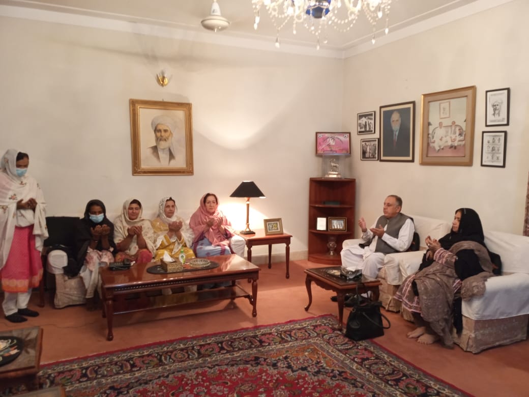 NoshenPatras's tweet photo. کوئٹہ: پاکستان پیپلز پارٹی ویمن و��گ نے پیپلز پارٹی بلوچستان کے صدر میر چنگیز خان جمالی سے ان کی رہائش گاہ پر ملاقات کرکے ان کی والدہ کے انتقال پر تعزیت کا اظہار کیا ہے۔
@BBhuttoZardari https://t.co/JIGzV26Ojv