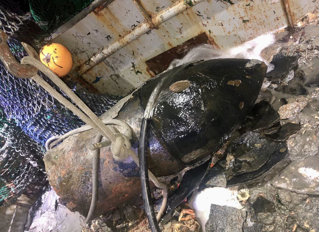 RN_DTXG's tweet image. Portsmouth based Southern Diving Unit 2 successfully disposed of a large WWII German Bomb earlier today, which was found by a fishing vessel in the Solent. (An SC500 for the spotters out there). Helping keep UK waters safe 24/7. #bombfrog #divenavy @RoyalNavy 💣🐸