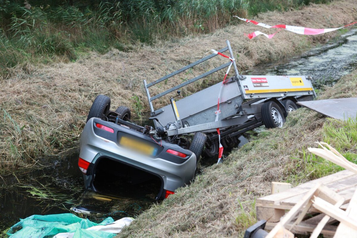 Politie roept op geen 112 meer te bellen voor auto in de sloot langs de N860 bij Onnen - #Groningen