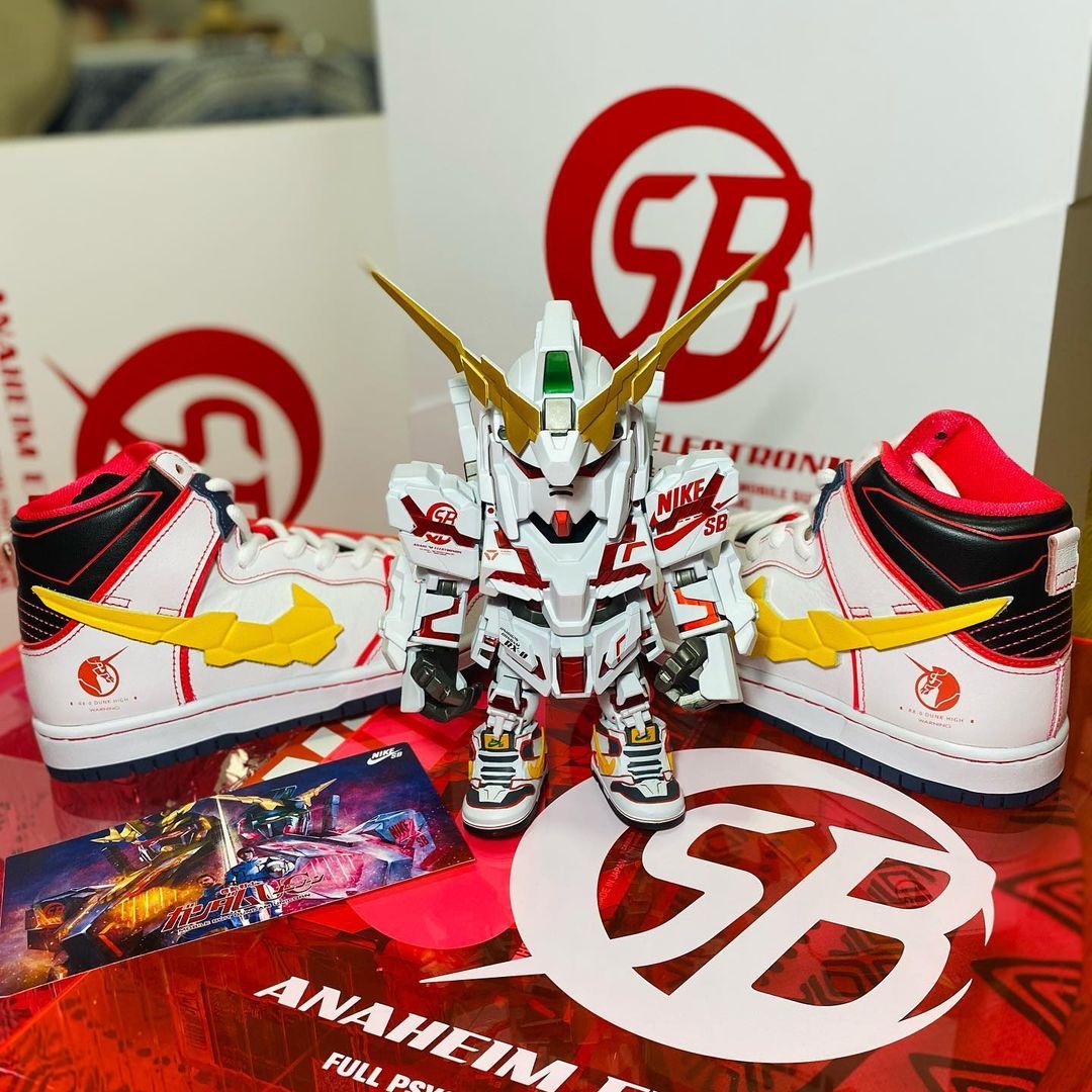 nike sb dunk gundam figure