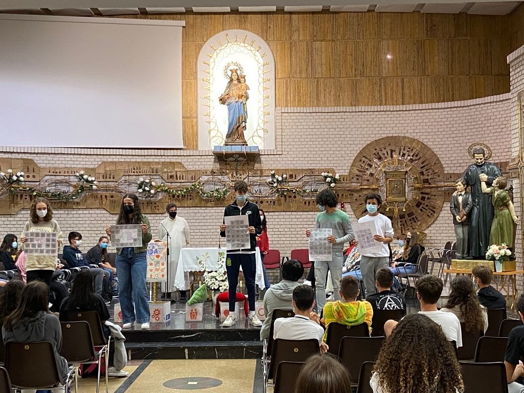 Los alumnos de #1ESO han compartido el día de convivencia con sus tutoras y han terminado con el resto de alumnos dándoles la bienvenida a la sección de #secundaria. Día de alegría donde ofrecemos a Dios lo que nos apasiona en la vida. #apasionadosxlavida