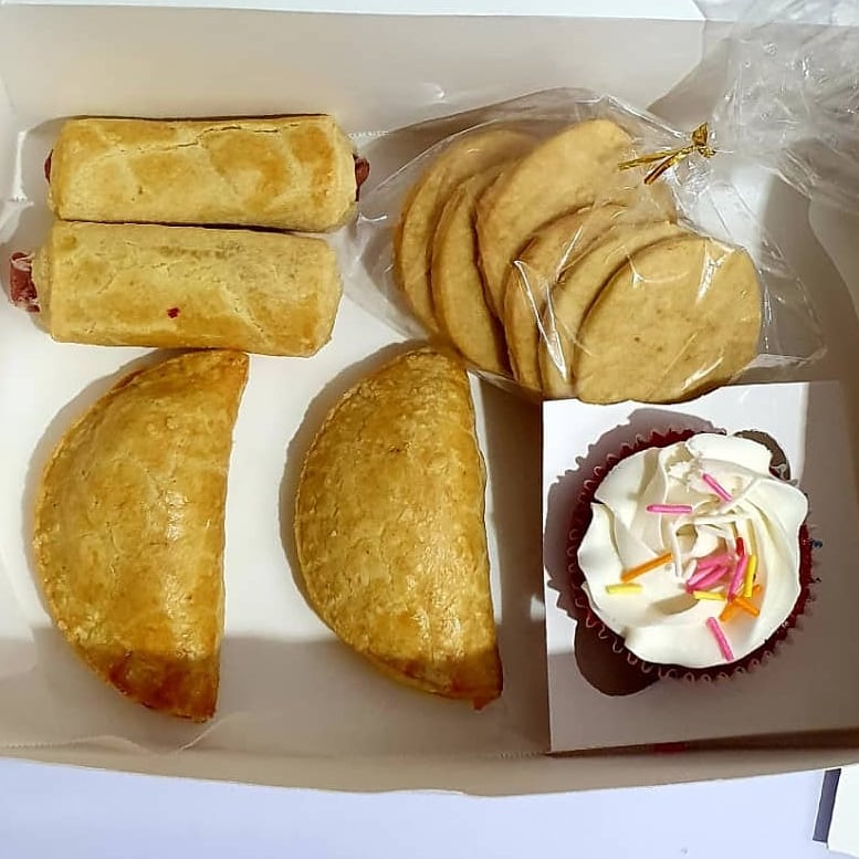 KoCakesNg's tweet image. Awesome pastry box 📦

Iss combination of meatpie, sausage rolls, cupcake and cookie. 

#kocakes #cakequeen #pastrybox #meatpie #sausagerolls #cupcakes #cookies #IALbyLaycon #WhitemoneyXWMG #BBNaijia #fuelshortage NYSC