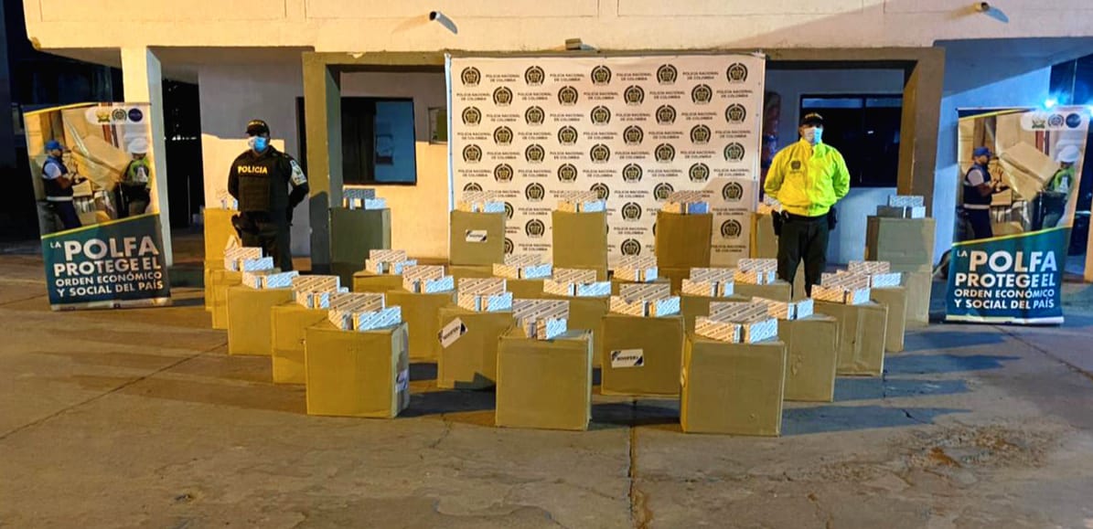 cucuta_mas's tweet photo. La @PoliciaAduanera con @GuajiraPolicia en el sector #elterminal del municipio de #Maicao interceptan un camión de estacas, se hallan 20 mil #cajetillas de #cigarrillos de procedencia #extranjera ocultos en la parte interna de la carrocería @LaGuajira_ @LAGUAJIRAGOB @GuajiraPress https://t.co/XWuSo3TDsw