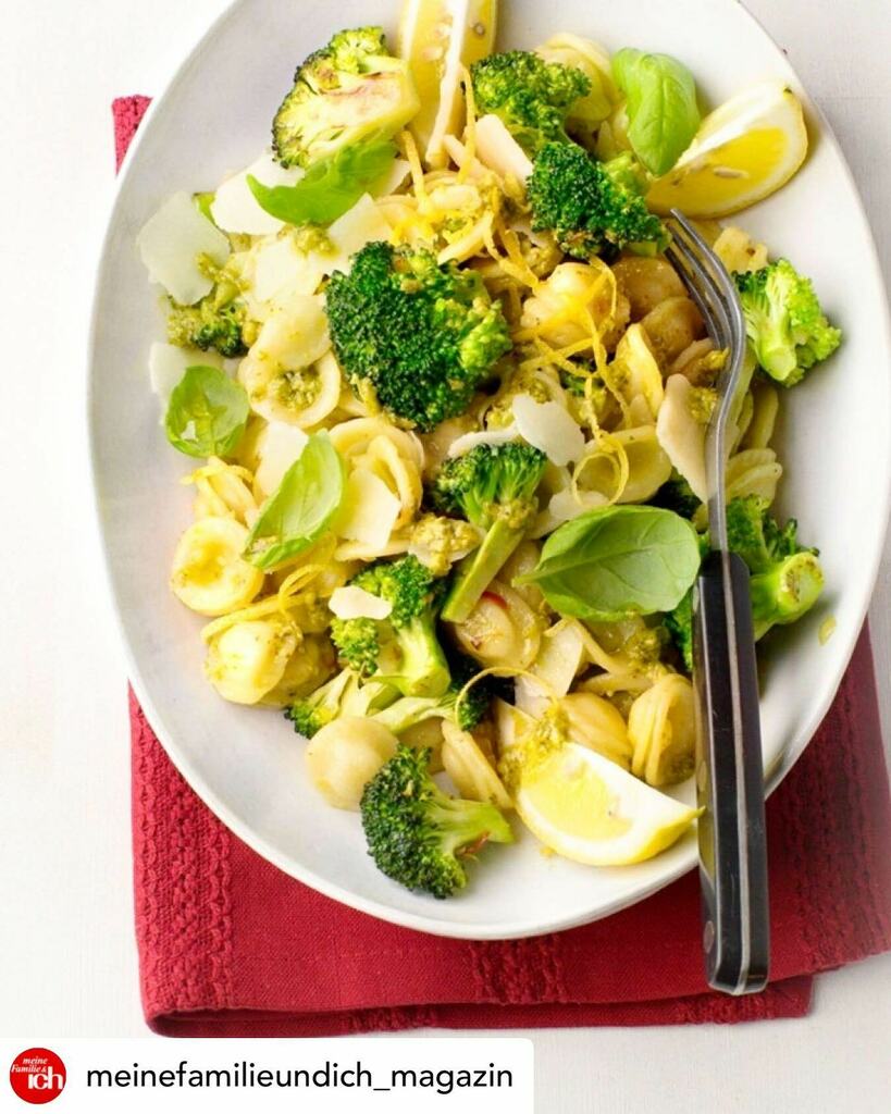 onceuponapesto's tweet photo. If you ever find yourself strapped for time when making dinner, what is your go-to meal? I love a quick pesto pasta with veggies.
•
•
•
📸 @meinefamilieundich_magazin #repost #pestopasta #pestorecipes #quickdinnerideas #easydinnerideas #fastrecipes #timesaver #weeknightdi… https://t.co/ZetWUA8wdK