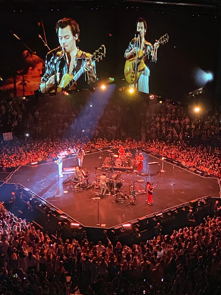 VbkKingsley's tweet photo. Great concert @Harry_Styles @XcelEnergyCtr 🤩🎶 #TPWK https://t.co/BtwDqxGnKt