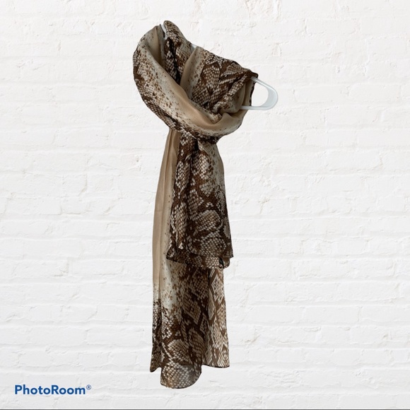 debskick's tweet photo. So good I had to share! Check out all the items I'm loving on @Poshmarkapp #poshmark #fashion #style #shopmycloset #betabrand #whitehouseblackmarket: https://t.co/pJG1UypNvP https://t.co/QfS5iw8ykc