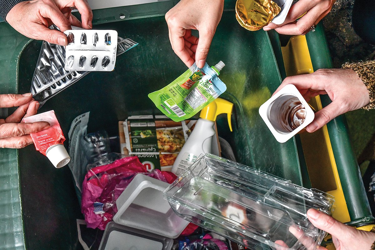 grandlyon's tweet photo. 🚮 Les trois quarts de ce qui est jeté dans nos #poubelles classiques pourraient être triés, conservés ou valorisés ! Et pourtant, des solutions existent pour chaque type de #déchets. On les a recensées par ici 👇 https://t.co/prhTOXKXRP https://t.co/Bozb8XsahS