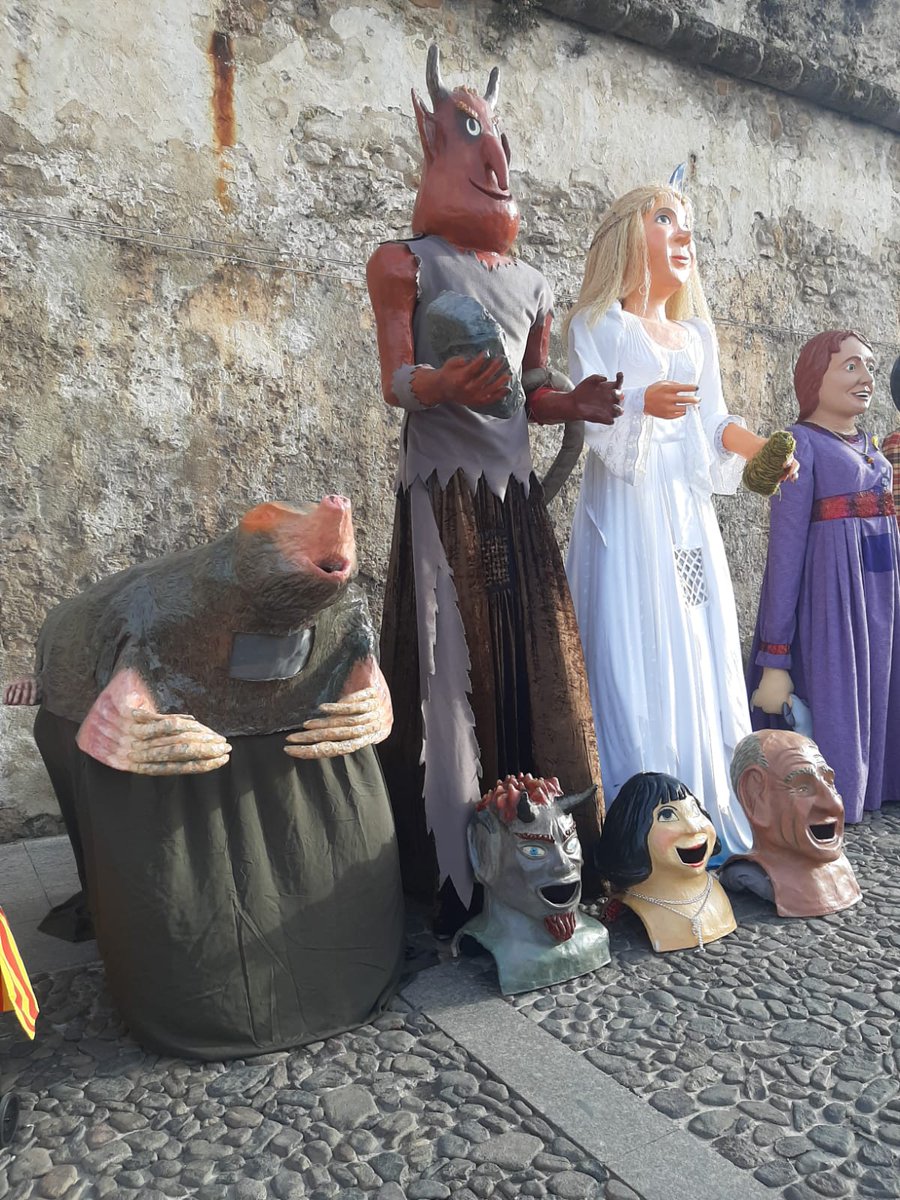 eldimonipuntcom's tweet photo. :: La Colla Gegantera de #SantaEugèniadeTer (#Girona / #Gironès) també és a l'#Alguer: des de l'Ateneu Eugenienc al 33è Aplec Internacional "ADIFOLK Cultura Catalana": plantats a #Sardenya tota la colla d'eugenials eugeniencs https://t.co/y7LZgQfckC https://t.co/MWl6uyZFUL