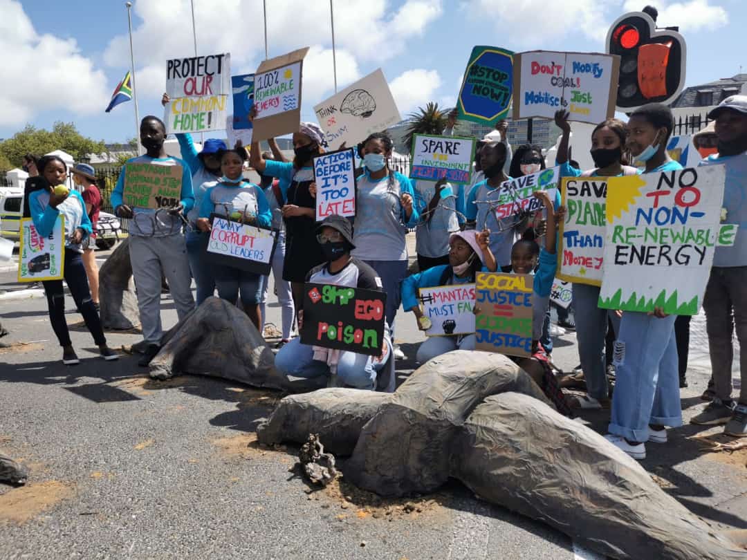 Today at the #globalclimatestrike we saw an amazing intergenerational movement stand together in solidarity calling to #uprootthedmre #UprootTheSystem!
It is time for action and for system change today. No longer will we sit by as our leaders put profit over people!