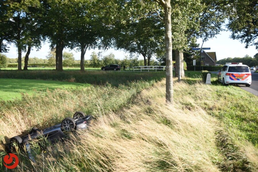 Auto op kop in sloot na ongeval op de N353 bij Noordwolde