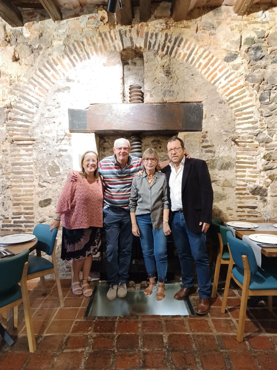 ajTeia's tweet photo. 🎂 Avui, l'alcalde Andreu Bosch i la regidora Montse Riera han lliurat als treballadors municipals Rosa Colomer i Joan Tarradas una reproducció del 'signaculum' romà de Vallmora com a reconeixement als 37 i 34 anys, respectivament, de dedicació a #Teià https://t.co/8JAbQdDXeX