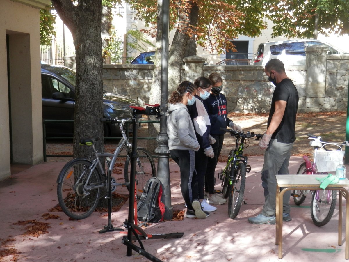 segovia_es's tweet photo. Durante la Semana Europea de la Movilidad, tampoco faltaron los talleres de multas simbólicas, aprende a montar en bicicleta y ten a punto tu bici, para los más pequeños. 

#SegoviaEsMovilidad #SEM21 #LaCiudadQueSomos https://t.co/zeF1sgkRiG
