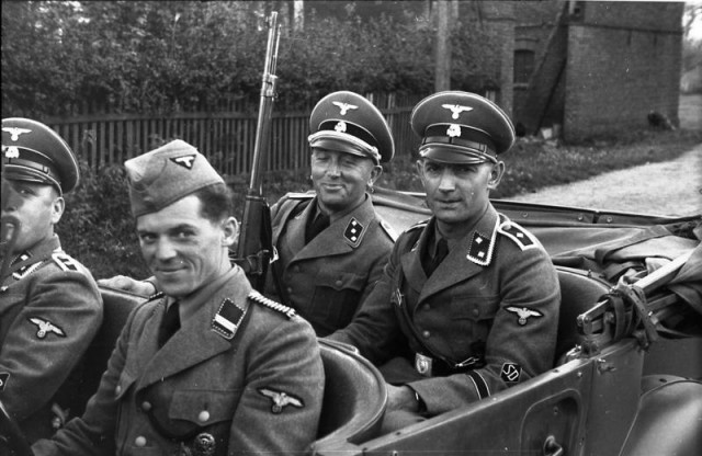 Dad_of_Marine's tweet photo. Remember just year ago, #DefundCops was the cry, similar to "Brits are Coming"? What happened? Cops, aka Thugs, are NOT getting Defunded, in fact, $$ increasing, exponentially for today's version of Gestapo, not only in US, all around Western Vassal areas. Defund was a Diversion https://t.co/Jnh0jZpswl