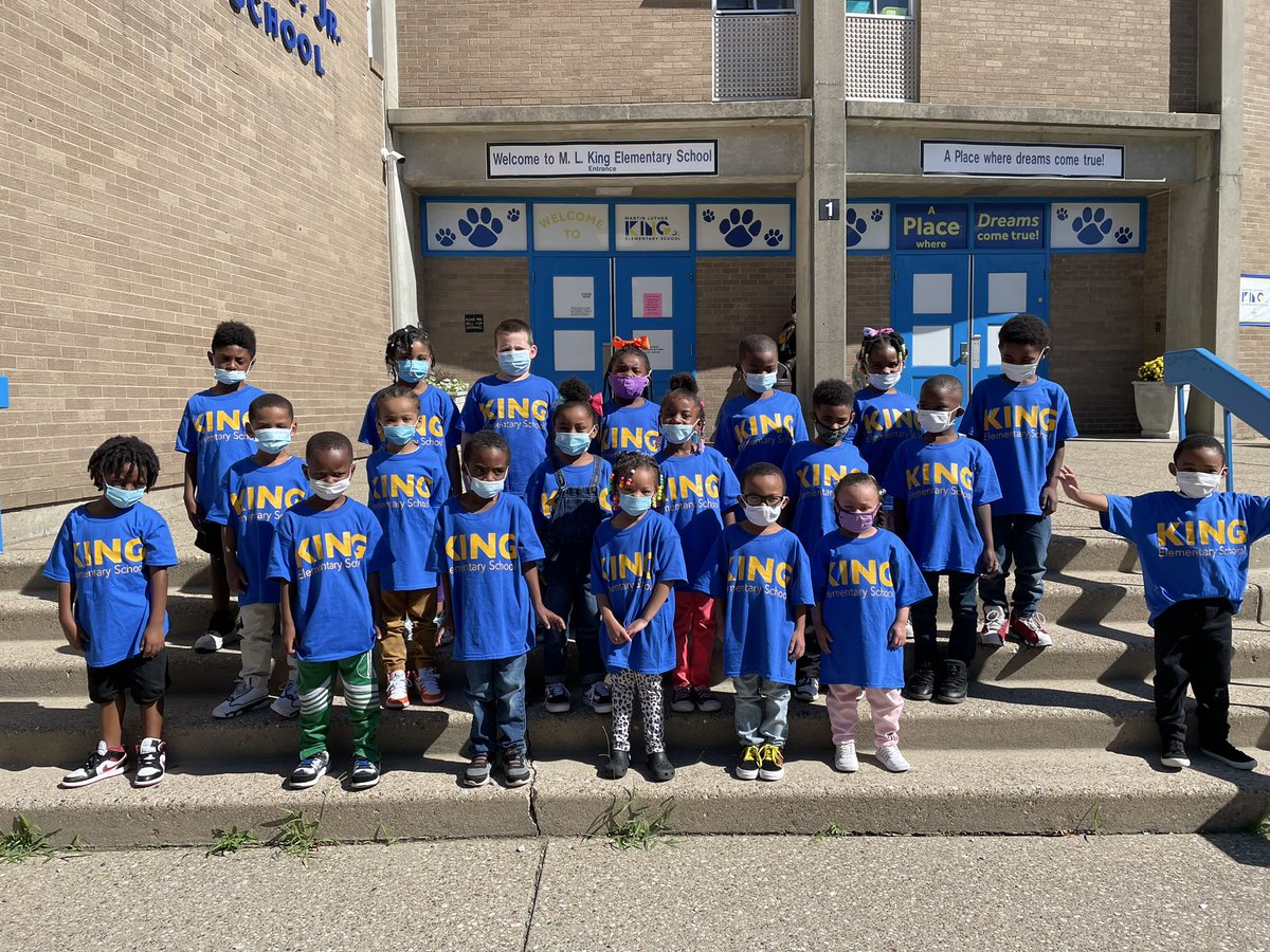 4thGrBearcats's tweet photo. One Team, One Vision, One Goal! We love our new shirts! #kindergarten #MLKLions @KingElemJCPS @LDJones01 @Principal_MLKjr @JCPSKY https://t.co/TjC2OhFFfJ