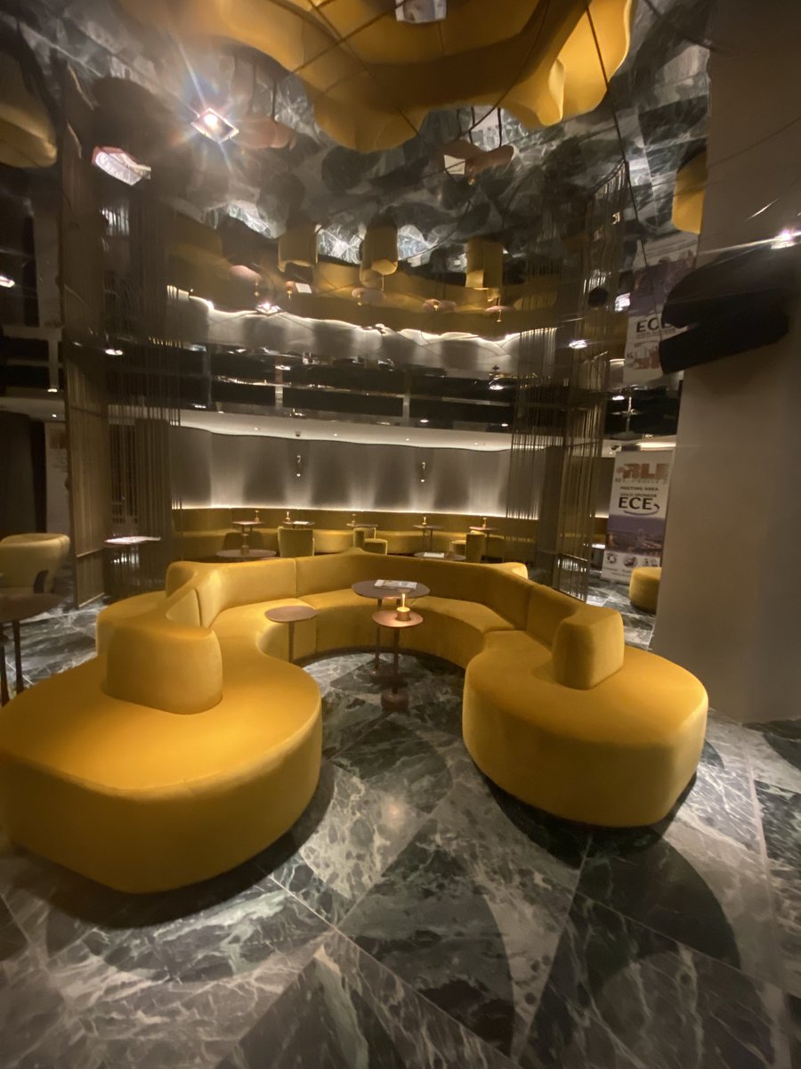 StaycationScene's tweet photo. Designed by #YabuPushelberg
the hotel definitely takes luxury to the next level! The interiors are so plush and intricately customised throughout. Each of the spaces have a unique character and feel to them. #hotelinterior #thelondonerhotel #hoteldesigns https://t.co/RZMw5qY32o