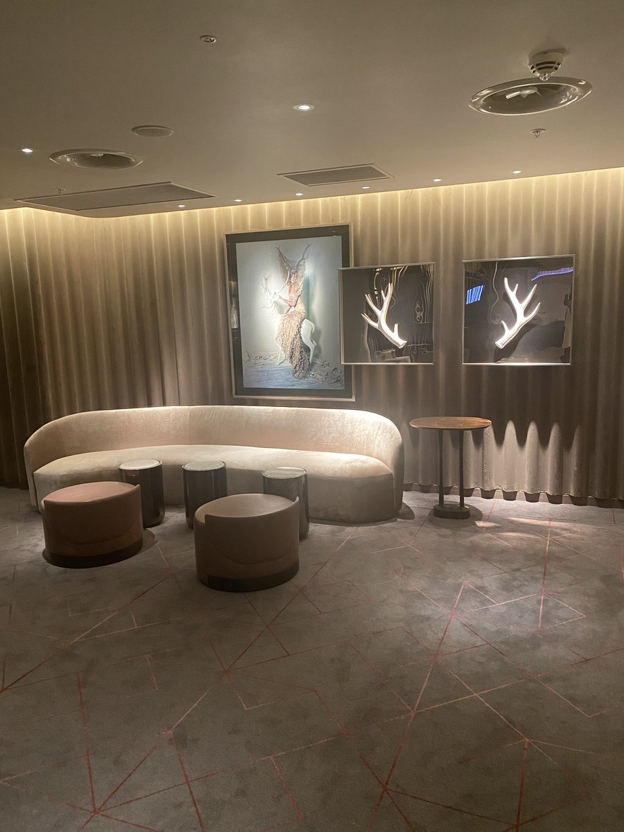 StaycationScene's tweet photo. Designed by #YabuPushelberg
the hotel definitely takes luxury to the next level! The interiors are so plush and intricately customised throughout. Each of the spaces have a unique character and feel to them. #hotelinterior #thelondonerhotel #hoteldesigns https://t.co/RZMw5qY32o