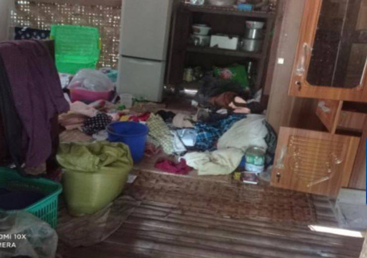 Aang41734412's tweet photo. SAC terrorists in 6 vehicles stormed the villages of Madayar Tsp, Mandalay &amp; abducted villagers, inflicted brutal beating on abductees by tying them with rope, pillaged properties &amp; torched a tent. MYANMAR NEEDS HELP #Sep24Coup #WhatsHappeningInMyanmar https://t.co/qCRWUry3VN