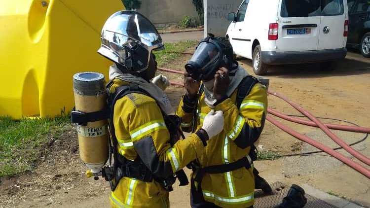 EUWeCAPS's tweet photo. Après la formation c'est⏰de l'évaluation !
👉Elle a permis de tester les nelles compétences acquises par les #pompiers 🚒du
@PortAbidjan 🇨🇮 & confirme le bénéfice de cette formation de chef d'équipe proposée par le projet de l'#UE #WeCAPS mis en oeuvre par
@expertisefrance! https://t.co/jqJ09Pefwu