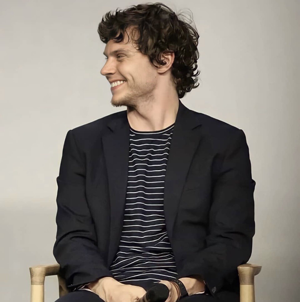 FireOfTargaryen's tweet image. ⓘ this user is happy because of Evan Peters.