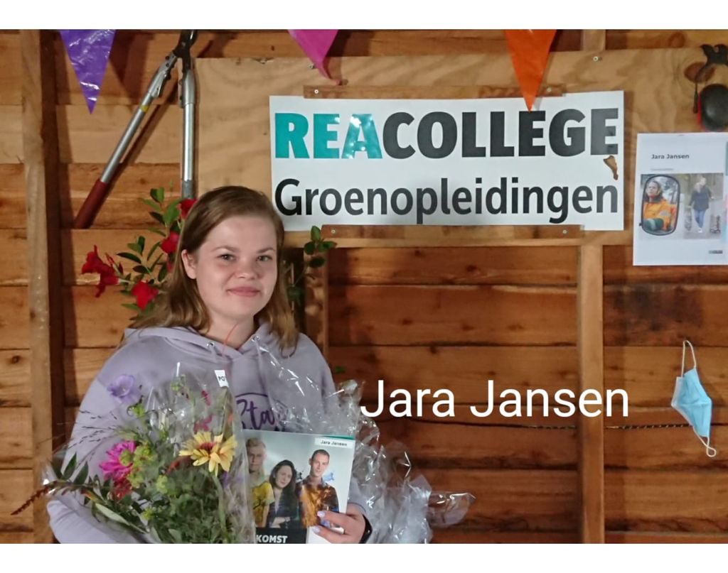 Vandaag mochten wij - in een ontluikend zonnetje - deze studenten van <a href="/reanijmegen/">reacollegenijmegen</a> in het zonnetje zetten, vanwege het behalen van hun diploma! Van harte gefeliciteerd allemaal 🤗