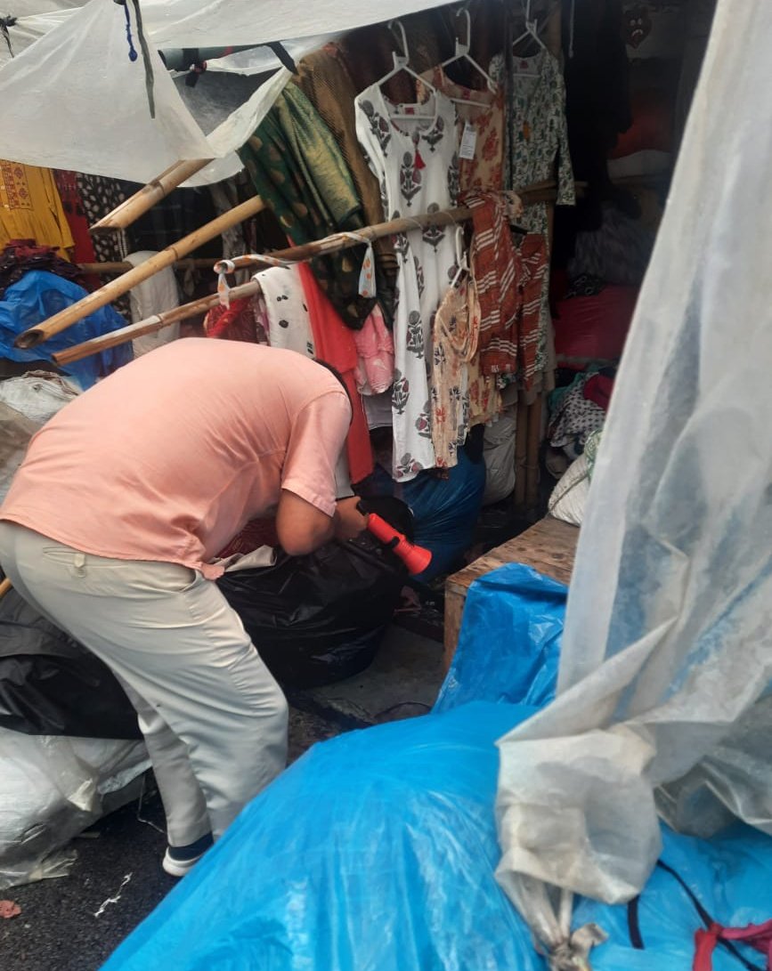 dcpouter's tweet photo. #ASCheck being carried out by BDT #OuterDistrict
Markets & High Footfall areas being checked on regular basis.
#SafetyFirst #SafetyMatters
Be aware of #suspicious #dubious activities around you.
Immediately inform Police Control Room.
#HelpUsHelpYou
#dcpouter https://t.co/M61TFqovhw