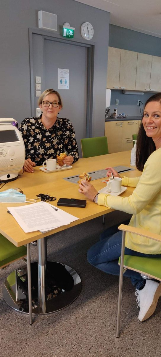 TiinaHankala's tweet photo. Turvallinen lääkehoito kotihoidossa etenee kohti evondos lääkeannostelijoiden käyttöönottoa. Nyt koulutukset ja taustatyöt käynnissä. Kuvassa @SatuKellander evondoksesta, vierellään lääkeannostelija "robotti" ja kotihoidon sairaanhoitaja, projektipäällikkö @MariVaha https://t.co/bAV9zxaLt4