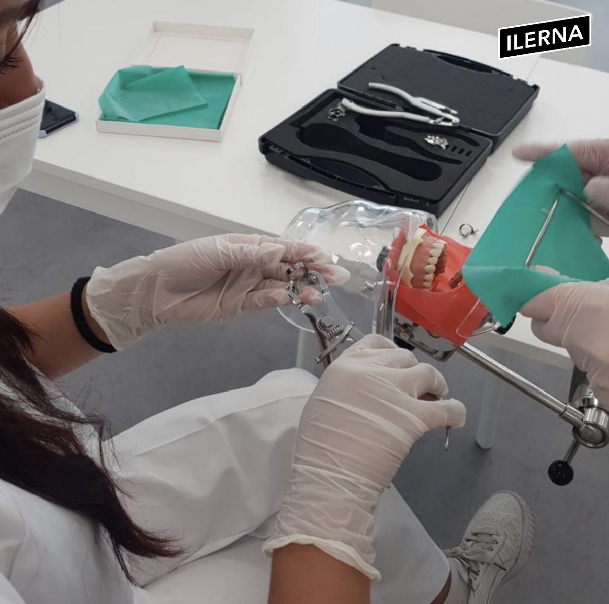 ILERNAFormacion's tweet photo. 🏫#ILERNAMadrid
¡Vaya clases interesantes las de nuestr@s alumn@s!
🍏L@s del ciclo Superior en Dietética compararon características organolépticas de alimentos.
🦷En Higiene Bucodental, tuvieron clases prácticas de aislamiento absoluto y toma de impresiones.
¡Ven y matricúlate! https://t.co/g7D0z38T1g