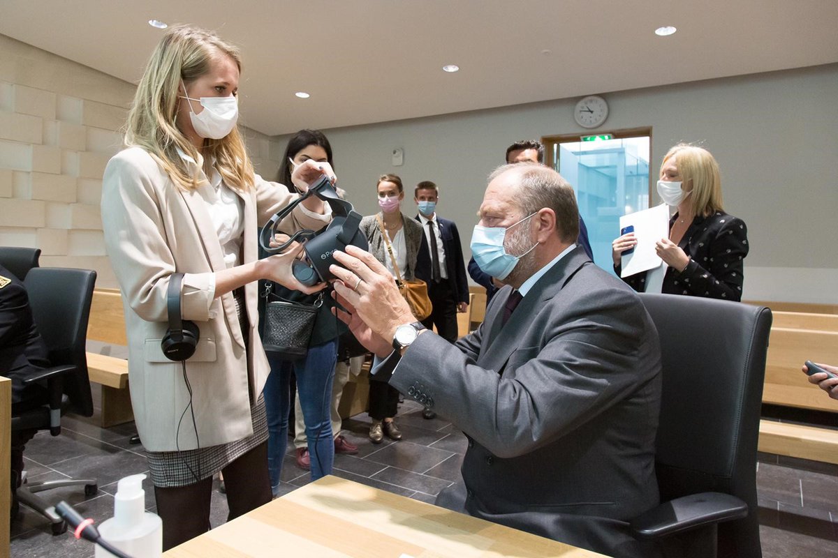 justice_gouv's tweet photo. #violencesconjugales
Le ministère va expérimenter la réalité virtuelle pour prévenir la récidive. Grâce à un film 3D, la personne condamnée se met tour à tour à la place de l’auteur de violences, sa compagne et leur enfant. 
Objectif : changer sa perception des actes de violence. https://t.co/zOgv7ChCwJ