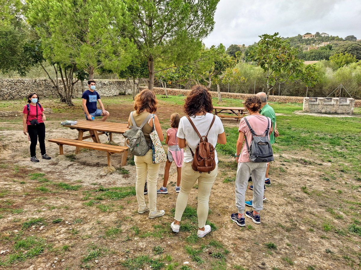 HELENACAYETANO's tweet photo. 🕷🐜🌿🌱 Safari de biodiversitat, una experiència per conèixer la #biodiversitat del parc del Serral de les Monges a Inca, un dels espais verds més importants de la ciutat.
@BiodiBal_UIB.
#NitRecerca2021 https://t.co/ohjB7HJcE4