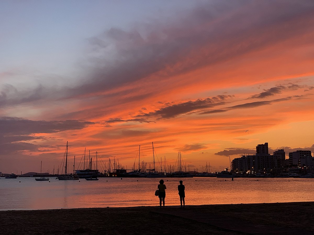La badia de Portmany també es caracteritza per oferir postes de sol meravelloses. Vivim en un entorn únic, que a més genera la nostra manera de vida. La seva cura i manteniment mereix tota la nostra atenció
#SalvemSaBadia #EstimSaBadia #Eivissa #Ibiza