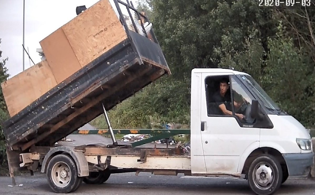 Two of Britain's worst fly-tippers caught in the act dumping rubbish on road mirror.co.uk/news/uk-news/t…