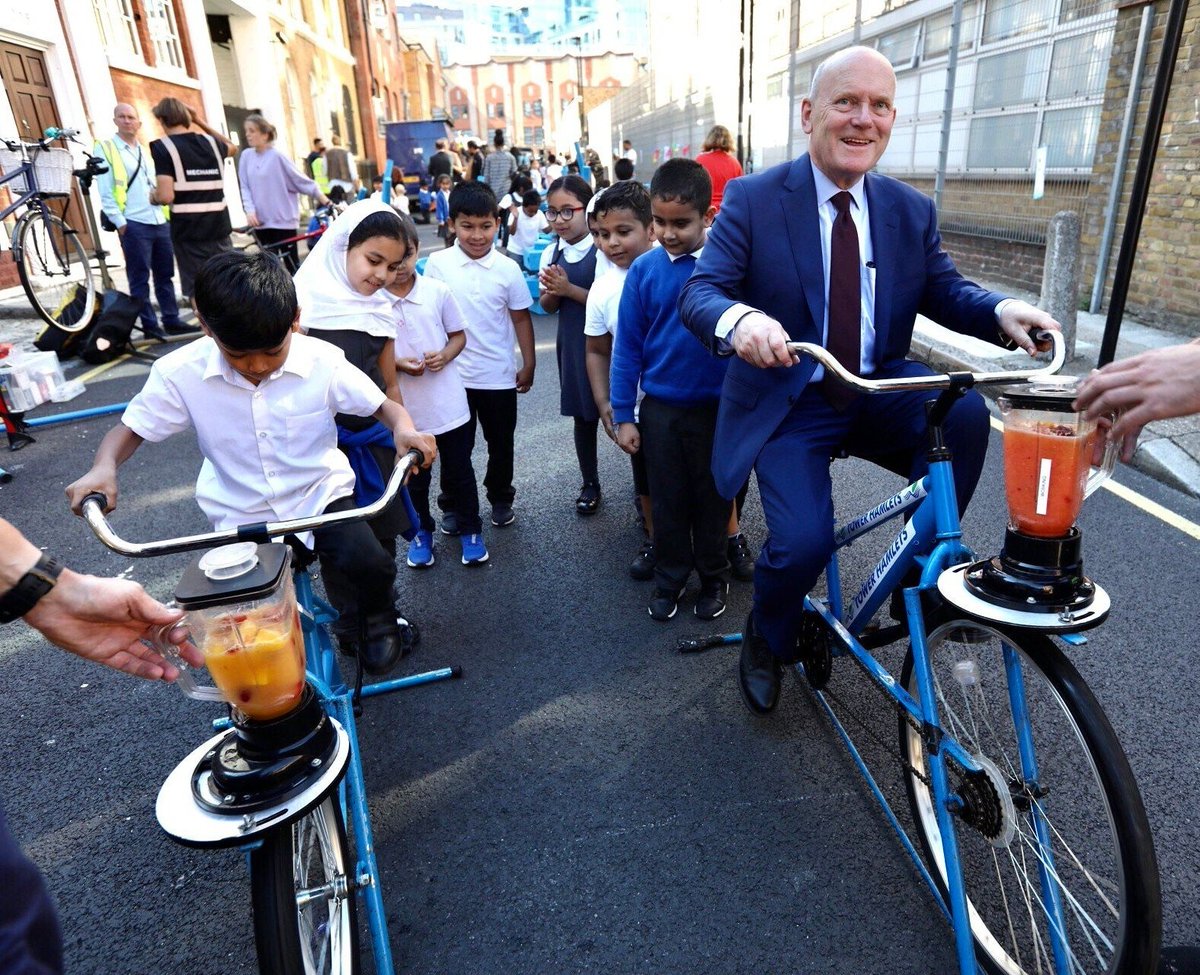 TowerHamletsNow's tweet photo. Today, @MayorJohnBiggs visited a street party at Harry Gosling Primary School, hosted in partnership with @sustrans, to celebrate the work being done to make the areas around schools safer and greener as part of our School Streets programme. 

Read more: https://t.co/ADoYgHrcij https://t.co/tXAShcWBjf
