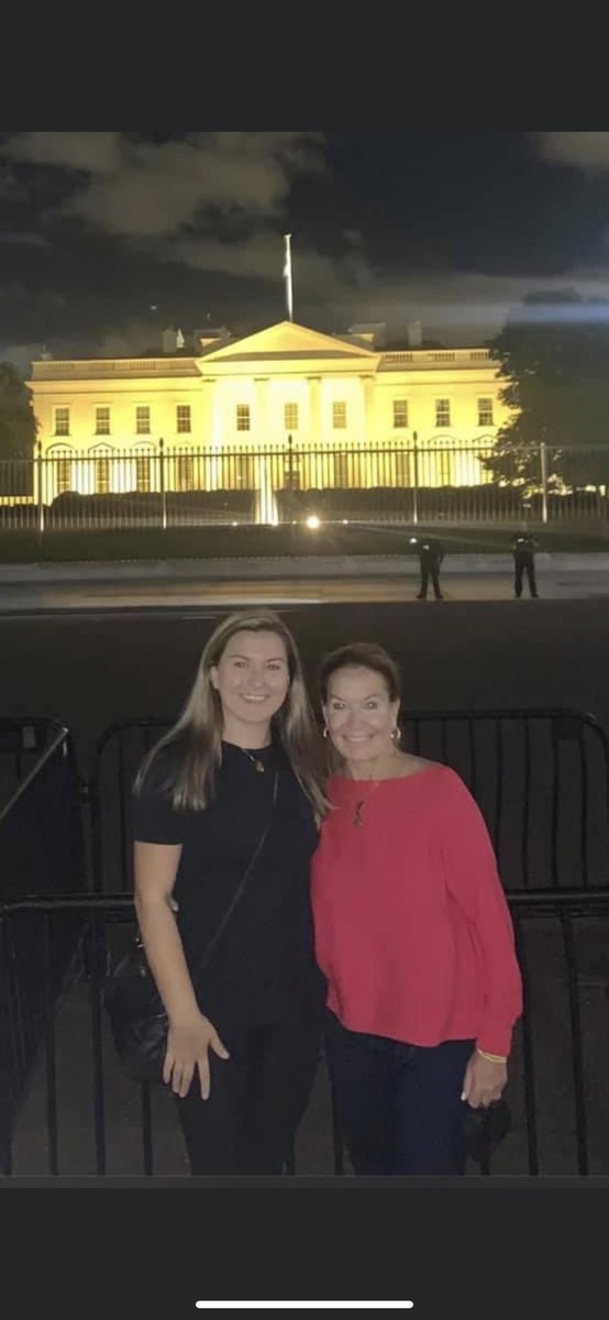 Last night was an amazing kickoff to Curefest 2021 with the second lighting of the Whitehouse Gold for Childhood Cancer Awareness Month🎗💛 themighty.com/2019/07/pediat…