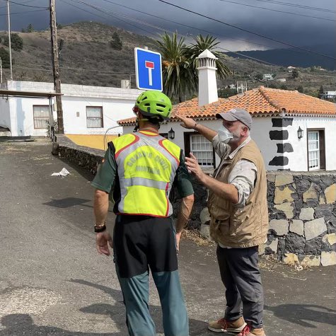 chefjoseandres's tweet photo. Gracias a todos los miembros de los servicios de emergencia por estar con #LaPalma .. los vecinos de Tajuya, Tacande Alto y Bajo están siendo evacuados. Los vehículos de @WCKitchen está ayudando con la evacuación. @guardiacivil @UMEgob @policia @proteccioncivil 🙏❤️ https://t.co/WKyjoLLxCX